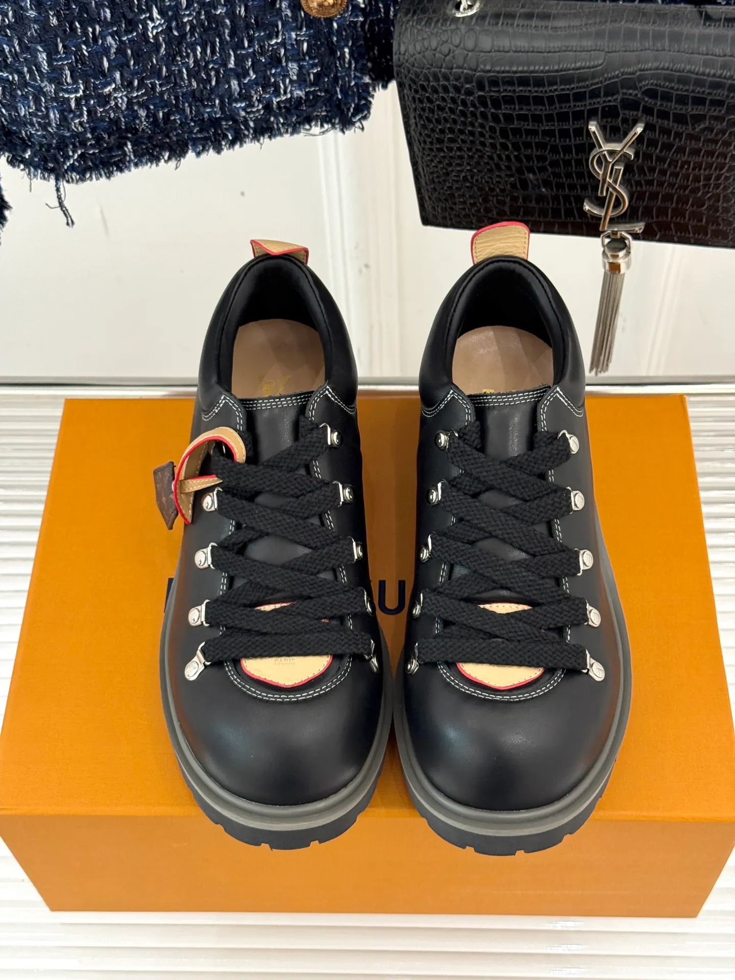 P720 LV Remix derby 25WF new product, the top version of couple's derby shoes, uses classic as the base color to reshape the fashion style✨ Various colors break the monotony. Black is cool, brown is retro, pink is sweet, and blue is fresh. Suitable for different styles of wear🎨 The delicate leather fits the foot shape and the shoelace details hide ingenuity. It is a fashion symbol of walking and steps on the forefront of the trend every step of the way. Start your own style journey🚶‍♀️ The fabric is made of first-layer cowhide, the inner pads are all sheepskin, the original molded custom TPU non-slip outsole size: Female: 35-41 (40/41 customized) Male: 39-46 (45/46 customized)